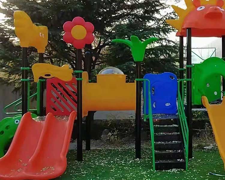 太原振鹏玩具：山西幼儿园不锈钢组合滑梯和普通滑梯之间的区别有什么？