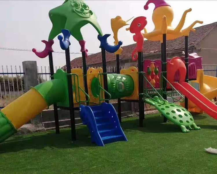 振鹏幼教玩具咨询太原幼儿园滑梯的种类有哪些？